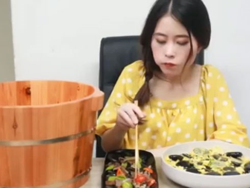 Dùng đá nấu ăn cực ngon chỉ có thể là thánh nữ công sở