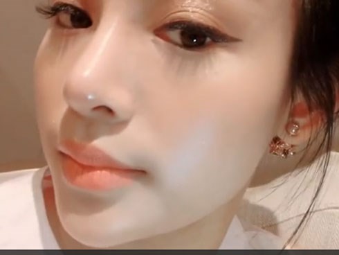 29 tuổi và 2 lần sinh nở, làn da 'mịn hơn em bé' của mẹ bỉm sữa Huyền Baby khiến nhiều cô gái trẻ chạy theo 'đứt dép'