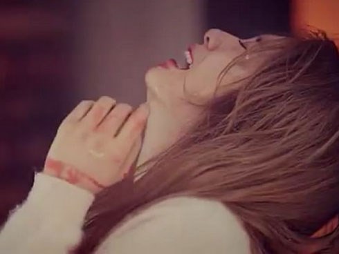 Vừa mở lời tố chồng trốn làm đi karaoke, nàng dâu bị bố chồng tát cháy mặt vì