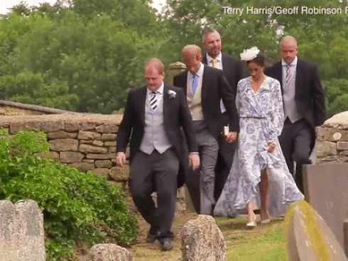 Khoảnh khắc Meghan suýt trượt ngã vì giày cao gót và phản ứng của Hoàng tử Harry gây sốt