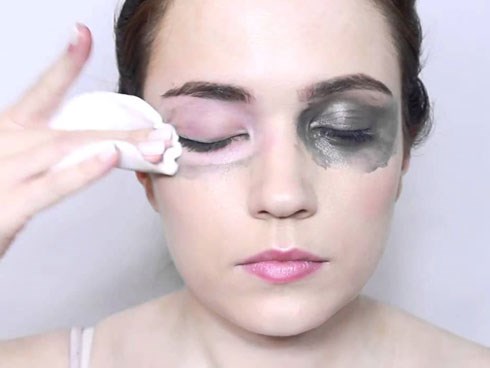 Cười ra nước mắt với lời kêu cứu từ vợ trẻ: Chồng không cho dùng mỹ phẩm, lau hết son rồi mới chịu hôn