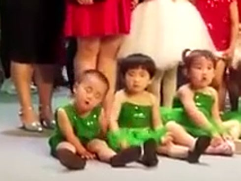 Thí sinh nhí gây náo loạn MXH vì màn ngủ gà ngủ gật trong lúc đợi các bạn khác thi