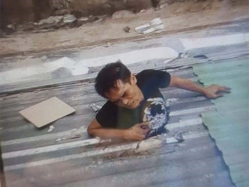 Đi ăn trộm điện thoại, thanh niên bị mắc kẹt trên mái nhà ở Sài Gòn