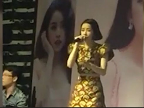 Chipu lạc giọng, lệch tông khi hát 'Tôi sẽ hát' tại buổi họp fan