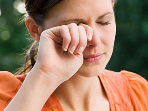 Nổi gai ốc xem video rút đinh dài cắm ngập trong mắt người đàn ông-2