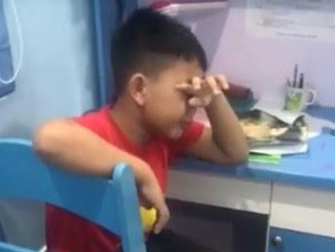 Bé trai 8 tuổi khóc thút thít sau trận Hàn Quốc-Thụy Điển, không ai ngờ được lý do