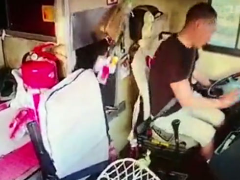 Cặp vợ chồng cùng lúc đột quỵ khi ra khỏi xe hơi-1