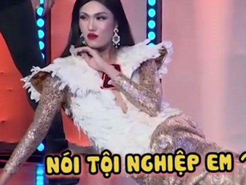 Lan Khuê 'phiên bản lỗi' ngã sấp mặt vẫn 'quan trọng là thần thái'
