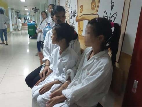 2 chị em có cả bộ phận sinh dục nam và nữ: Cứ vào nhà vệ sinh lại bị đuổi