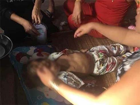 Đưa con cho bạn trông hộ, bố đau đớn nhận xác con với nhiều vết thương bất thường