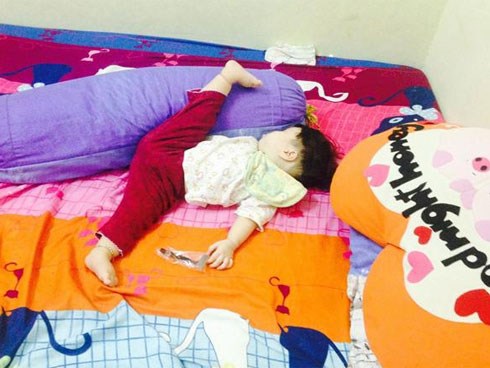 Bé gái nằm tư thế