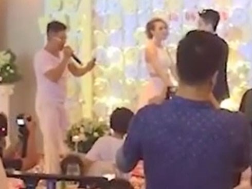 Đi đám cưới người yêu cũ, chàng trai giành mic hóm hỉnh 'bóc phốt' cô dâu giữa quan viên hai họ