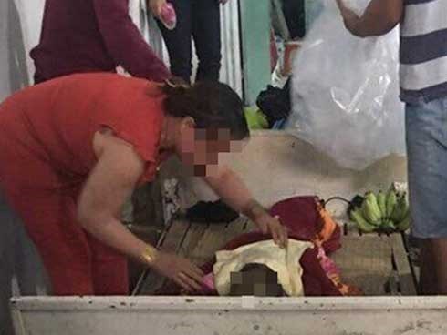 Mẹ bé gái tử vong khi bố gửi ở nhà bạn: “Tóc con bị bứt, bụng nhiều vết tàn thuốc…”