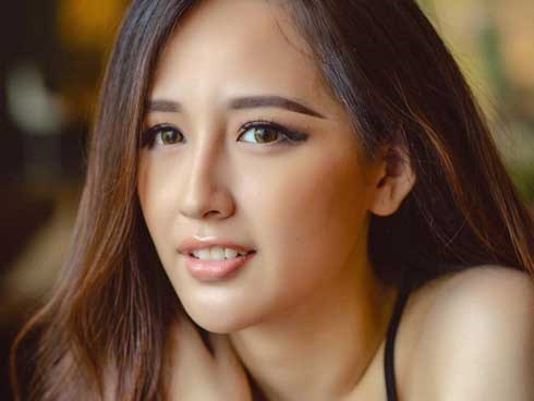 Mắt khói, môi nude đang rất xinh nhưng hàng lông mày của Mai Phương Thúy vẫn thật nhức nhối
