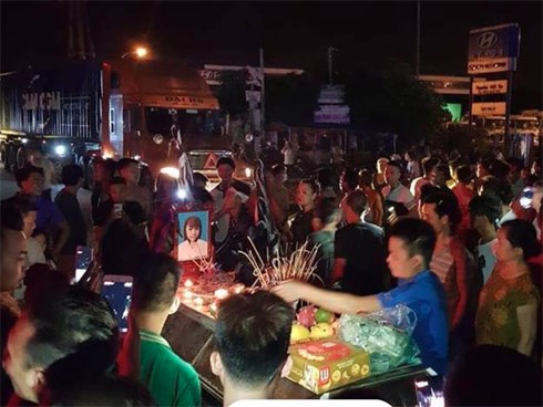 Trắng đêm vận động người thân 2 thiếu nữ chết bí ẩn đưa quan tài về nhà