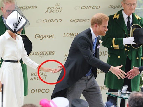 Khoảnh khắc lãng mạn giữa Meghan và chồng làm tan chảy trái tim người hâm mộ