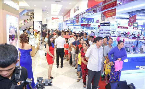 Hơn 2.100 cửa hàng khuyến mại xuyên đêm tại Vincom-4