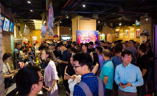 Hơn 2.100 cửa hàng khuyến mại xuyên đêm tại Vincom-5