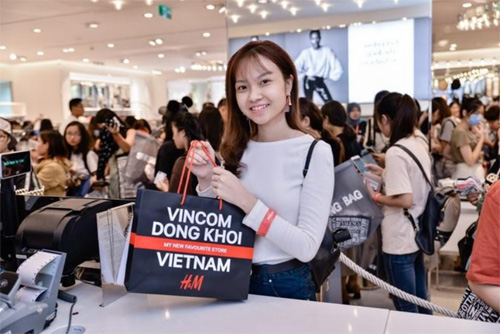 Hơn 2.100 cửa hàng khuyến mại xuyên đêm tại Vincom-1