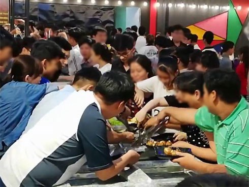 Clip: Hàng trăm người chen lấn xô đẩy tranh giành ăn buffet miễn phí gây náo loạn ở nhà hàng Cần Thơ
