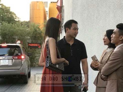 Giữa tin đồn kết hôn vào tháng 10, Lan Khuê và bạn trai tin đồn bị bắt gặp sánh đôi tại trung tâm tiệc cưới