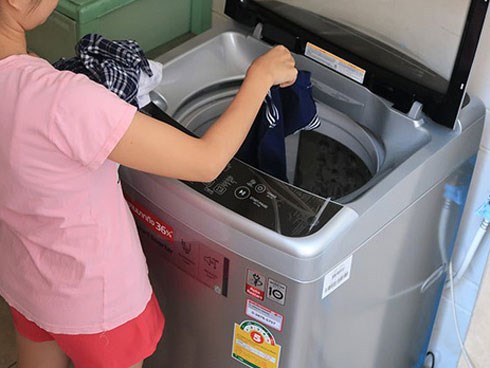 Nàng dâu ấm ức vì mẹ chồng giặt đồ của cả nhà, chỉ chừa duy nhất một bộ của mình ra, dân mạng hiến kế cách trả đũa