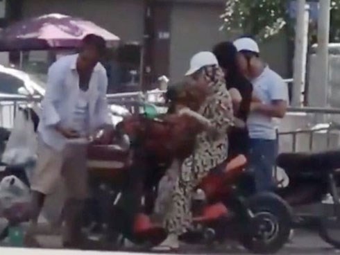 Người phụ nữ nhanh tay lấy ví của khách mua vải