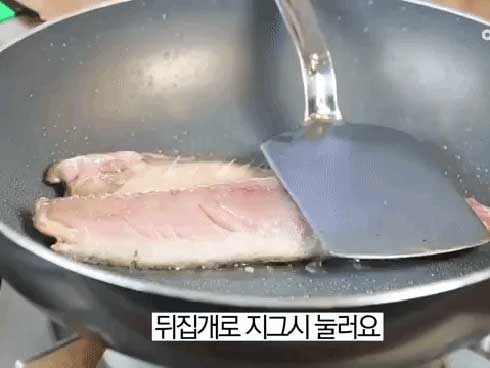 Trước khi cho cá vào chảo rán hãy dùng giấy ăn thấm như thế này, kết quả sẽ không khiến bạn thất vọng đâu