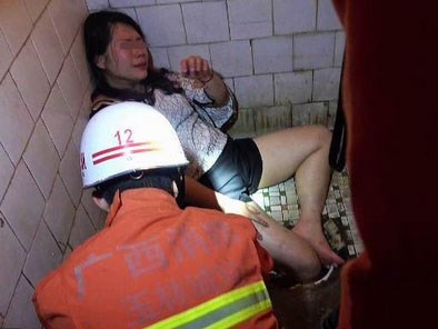 Cô gái say rượu thụt chân trong nhà vệ sinh, lính cứu hỏa phải tới phá toa-lét mới lôi được nàng ra