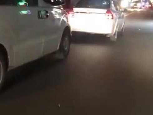 Taxi không nhường đường dù xe cứu thương hú còi liên tục