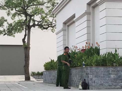 TP.HCM: Nam sinh viên bỏ lại ba lô, nhảy từ tầng cao trường học xuống đất tử vong-4