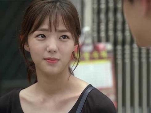 Ngày nào cũng sang chơi và đem cho một món đồ ăn, không ai ngờ cô hàng xóm lại có dụng ý đen tối đó