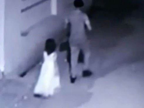 Bị kẻ lạ dụ dỗ đi mua kem, bé gái Ấn Độ bị cưỡng hiếp và sát hại đến biến dạng khuôn mặt