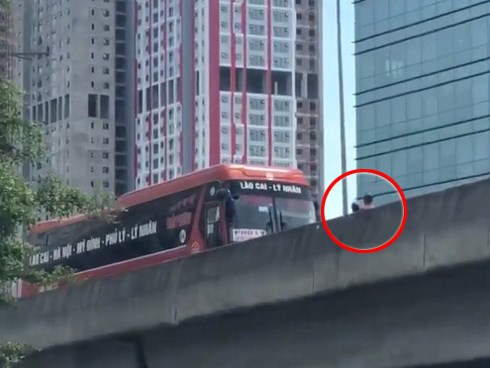 Công an Hà Nội đang xác minh hai người đi xe máy