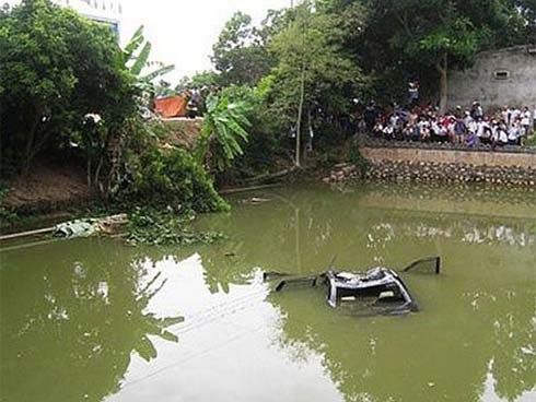 Ô tô lao xuống ao, tài xế gọi điện cho người thân 
