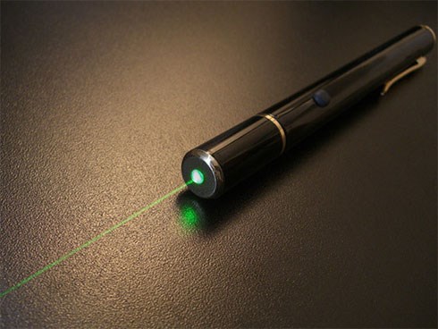 Cậu bé 9 tuổi mù mắt vì đèn laser đồ chơi