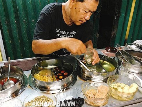 Giữa cơn lốc trà sữa, Sài Gòn vẫn có một xe chè Tàu 60 năm, mỗi đêm bán trăm ly