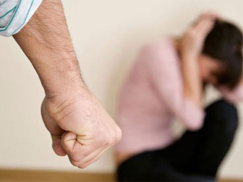 Vợ trẻ uất nghẹn khi chồng cầm hết tiền lương cho bồ, nghe lời nhân tình về đánh vợ “trối chết”