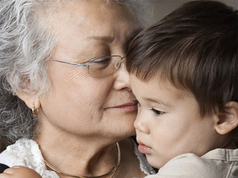 Phát hoảng vì sở thích kỳ quặc của mẹ chồng với cháu trai, tôi góp ý thì bà giận ngược lại tôi