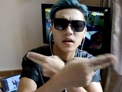 Khi bạn đeo tai nghe tưởng mình hát hay lắm, nhưng thực tế người ta nhìn bạn như kẻ điên