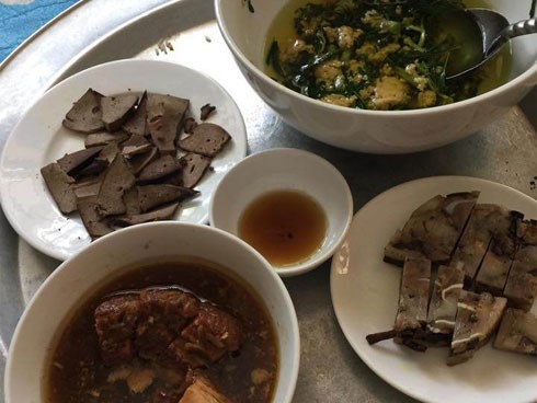Mỗi tháng góp ăn 1,5 triệu, em chồng lên mạng than “không nuốt nổi” mâm cơm chị dâu để phần