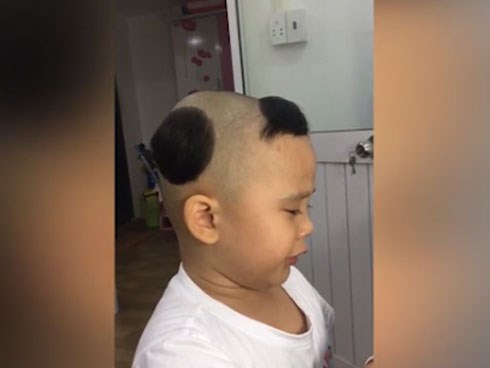 Bí mật về cậu bé tóc 3 chỏm quyết đi hót phân bò chứ không đi học