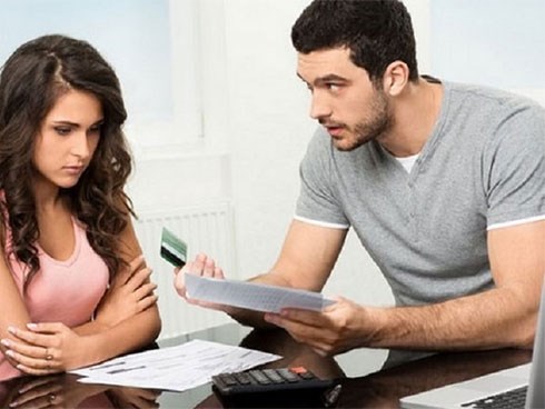 Chồng kiếm 20 triệu/ tháng nhưng chỉ đưa vợ 3 triệu tiền sinh hoạt, còn nói cho 2 mẹ con tiêu thoải mái!