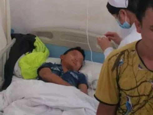 Cả nhà đi ăn cá nướng, 1 tiếng sau 3 đứa trẻ nhập viện vì