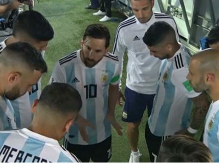 Bức ảnh gây sốt: Messi nói, dàn sao Argentina vây quanh lắng nghe