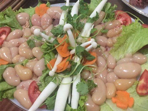Cô gái trẻ khoe món ăn