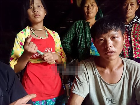 Ngã quỵ trước thi thể vợ con nhấc lên từ đống bùn lạnh lẽo