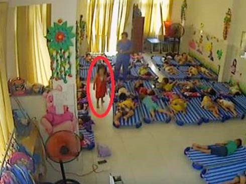 Mẹ bé gái 4 tuổi tử vong sau khi vào toilet trường mầm non: “Tôi mong con không chết oan”