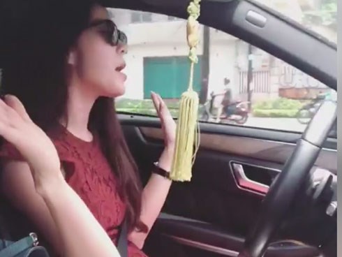 Nam Em có hành động liều lĩnh, gây sốc khi đang lái xe