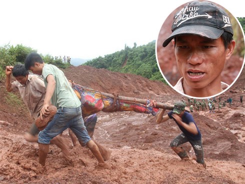 Chồng dùng đôi tay trần bới bùn đất tìm vợ con sau trận sạt lở kinh hoàng ở Lai Châu